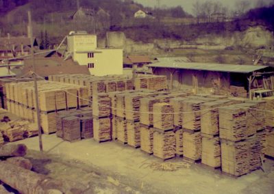 La scierie MENETREY dans les années 70, des piles de bois à parte de vue